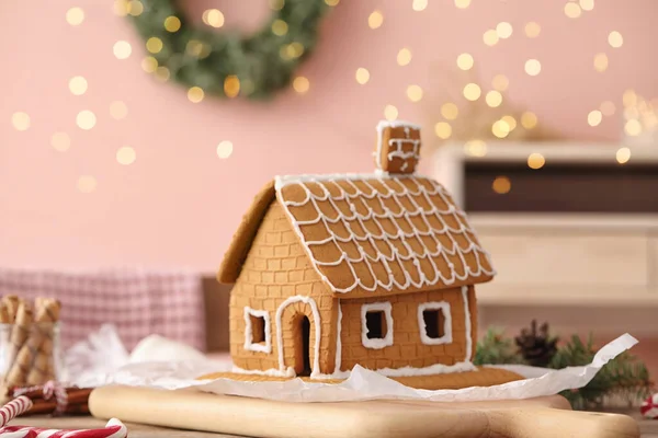 Schöne Lebkuchenhaus Mit Zuckerguss Auf Holzbrett Dekoriert — Stockfoto