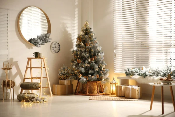 Gyönyörű Díszített Karácsonyfa Ajándékdobozok Ünnepi Szobában Belső — Stock Fotó