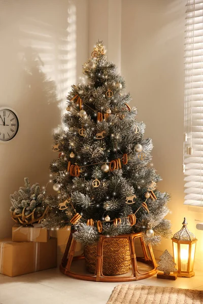 喜庆室内装饰精美的圣诞树 — 图库照片