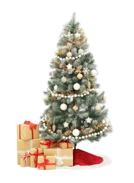 Geschmückter Weihnachtsbaum Mit Rotem Rock Und Geschenkschachteln Auf Weißem Hintergrund — Stockfoto