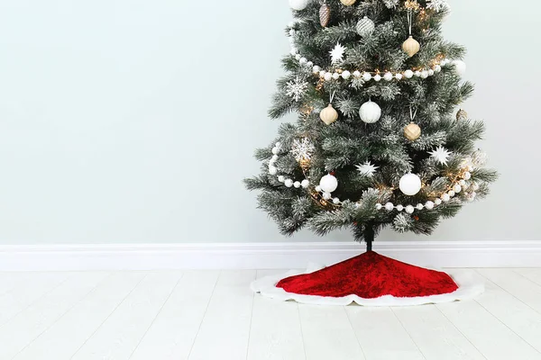 Zdobený Vánoční Stromek Červenou Sukní Uvnitř Prostor Pro Text — Stock fotografie