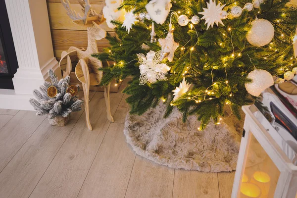 Odasında Etek Olan Güzel Süslü Noel Ağacı — Stok fotoğraf