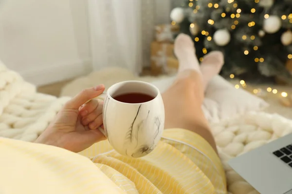 Egy Egy Csésze Teával Kanapén Közelről Karácsonyi Ünnepség — Stock Fotó