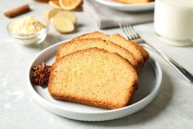 Açık gri masada servis edilen lezzetli zencefilli kek dilimleri.