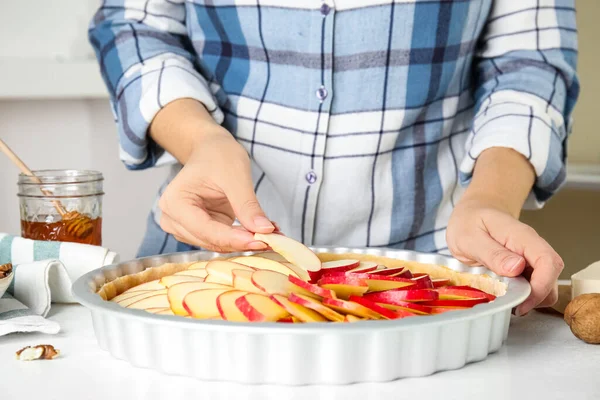 Femme Mettre Des Tranches Pomme Dans Plat Cuisson Avec Pâte — Photo