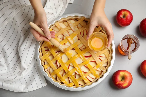 Femme Appliquant Oeuf Liquide Sur Tarte Aux Pommes Anglaise Traditionnelle — Photo