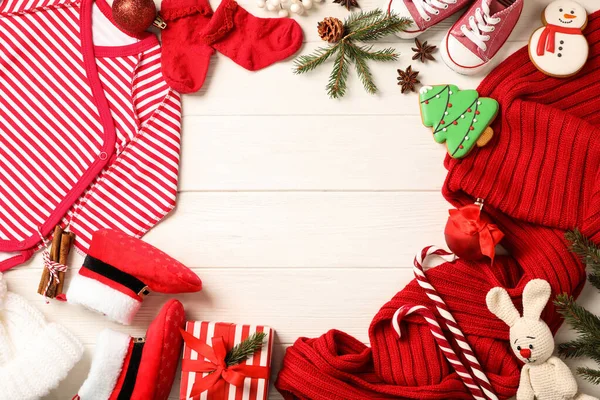 Byt Ležel Složení Roztomilé Vánoční Kojenecké Oblečení Bílém Dřevěném Pozadí — Stock fotografie