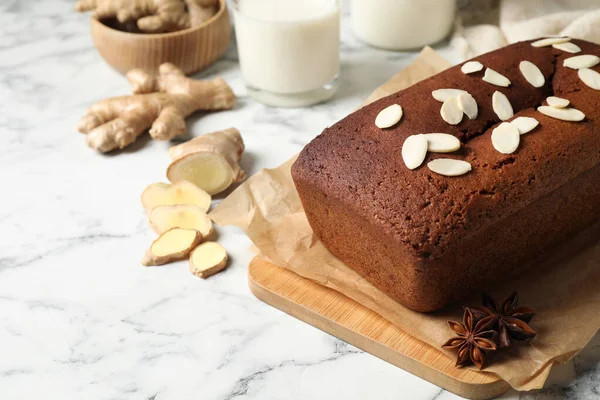 Delicioso Pastel Jengibre Con Pétalos Almendra Sobre Mesa Mármol Blanco — Foto de Stock