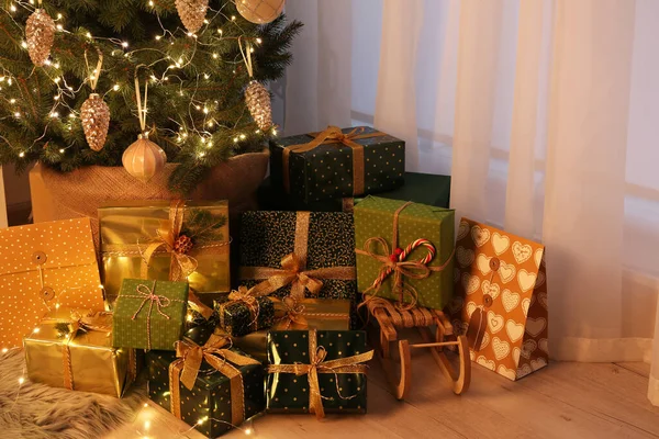 Πολλά Διαφορετικά Δώρα Κάτω Από Χριστουγεννιάτικο Δέντρο Εσωτερικούς Χώρους — Φωτογραφία Αρχείου