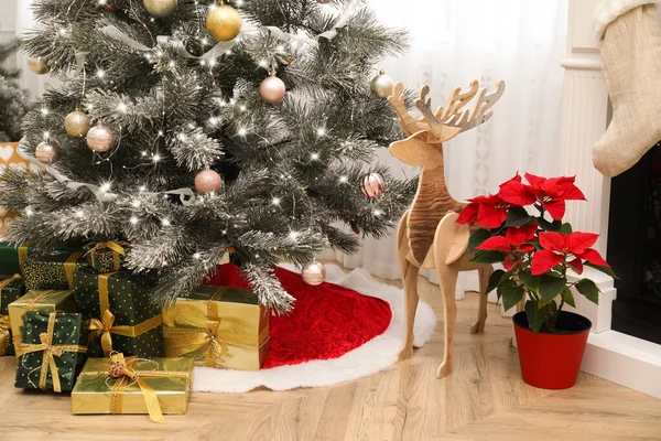 Schön Geschmückter Weihnachtsbaum Mit Rock Drinnen — Stockfoto