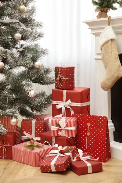 Πολλά Διαφορετικά Δώρα Κοντά Στο Χριστουγεννιάτικο Δέντρο Και Τζάκι Εσωτερικούς — Φωτογραφία Αρχείου