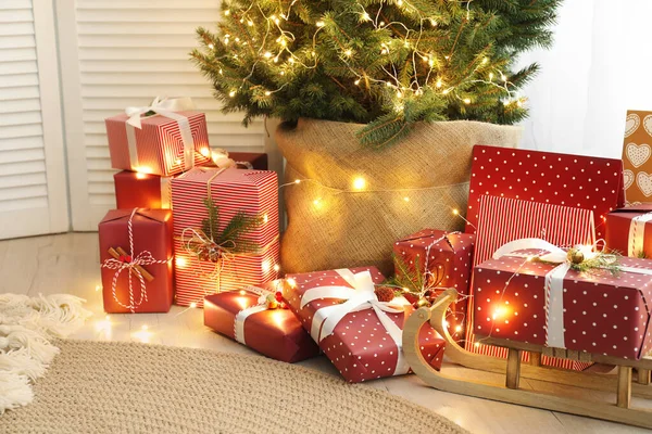 Πολλά Διαφορετικά Δώρα Κάτω Από Χριστουγεννιάτικο Δέντρο Εσωτερικούς Χώρους — Φωτογραφία Αρχείου