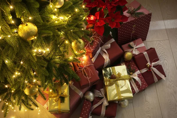Muitos Presentes Diferentes Sob Árvore Natal Dentro Casa — Fotografia de Stock