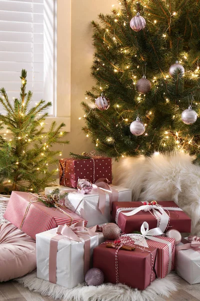 Cajas Regalo Bajo Pequeños Grandes Árboles Navidad Interior — Foto de Stock