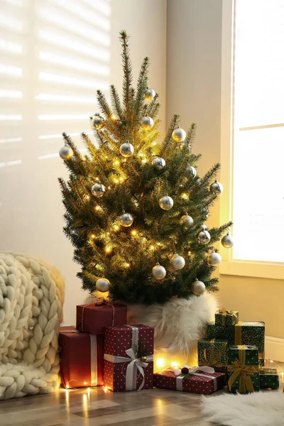 Beau Sapin Noël Coffrets Cadeaux Dans Pièce Lumineuse Design Intérieur — Photo