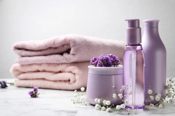 Haj Kozmetikai Termékek Virágok Fehér Márvány Asztalon — Stock Fotó