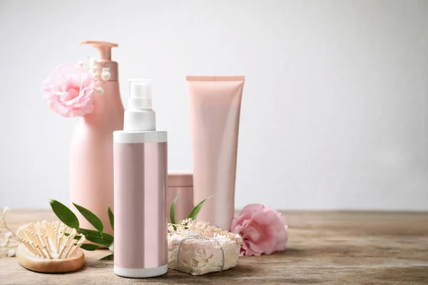 Szett Haj Kozmetikai Termékek Kefe Virágok Asztalra Fehér Háttér Szöveg — Stock Fotó