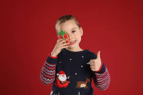 Schattig Klein Meisje Met Kerst Peperkoekje Rode Achtergrond — Stockfoto