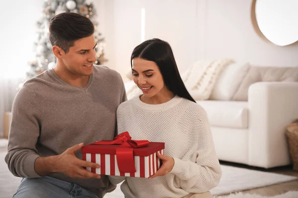 Couple Holding Gift Box Room Christmas Tree — Stock Photo, Image