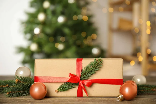 Όμορφο Κουτί Δώρου Και Διακόσμηση Χριστουγέννων Ξύλινο Τραπέζι — Φωτογραφία Αρχείου