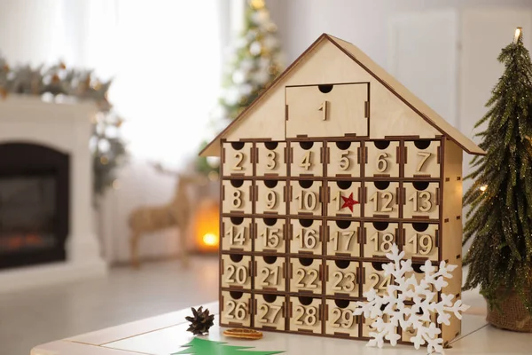 Dřevěný Dům Tvaru Adventní Kalendář Místnosti Zdobené Nový Rok — Stock fotografie