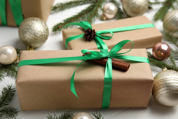 Κουτί Δώρου Πράσινη Κορδέλα Και Χριστουγεννιάτικη Διακόσμηση Λευκό Ξύλινο Τραπέζι — Φωτογραφία Αρχείου