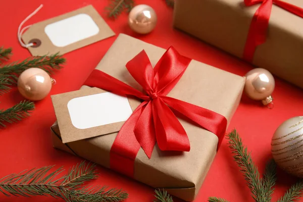 Подарункова Коробка Порожньою Міткою Різдвяним Декором Червоному Тлі Крупним Планом — стокове фото