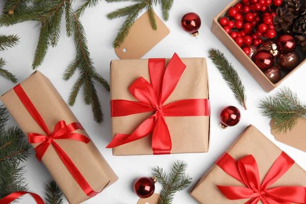 Kompozice Dárkovými Krabicemi Vánoční Výzdobou Bílém Pozadí Byt Ležel — Stock fotografie