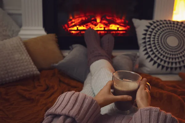 Mujer Con Taza Café Sentado Cerca Chimenea Primer Plano — Foto de Stock