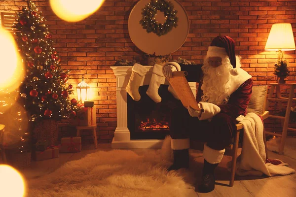 Weihnachtsmann Liest Wunschzettel Kamin — Stockfoto