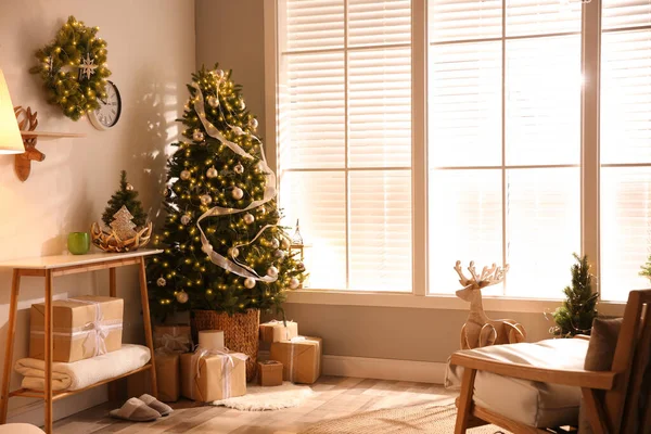 Krásný Obývací Pokoj Interiér Zdobený Vánoce — Stock fotografie