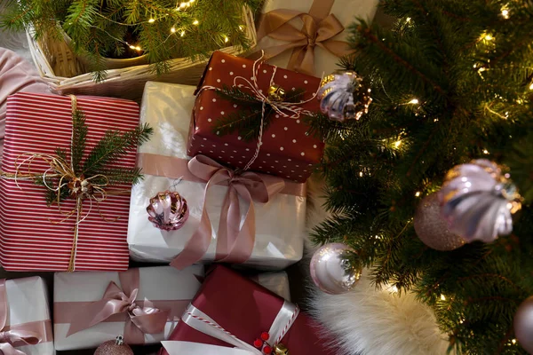Noel ağacının altında hediye kutuları.