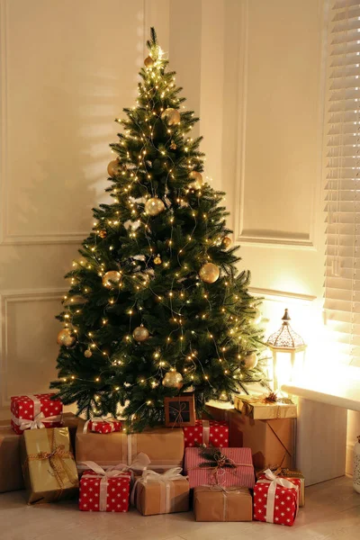 Κουτιά Δώρων Κάτω Από Χριστουγεννιάτικο Δέντρο Φώτα Νεράιδα Εσωτερικούς Χώρους — Φωτογραφία Αρχείου
