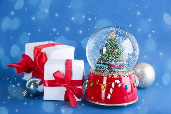 Krásná Sněhová Koule Dárkové Krabice Vánoční Koule Modrém Pozadí Efekt — Stock fotografie