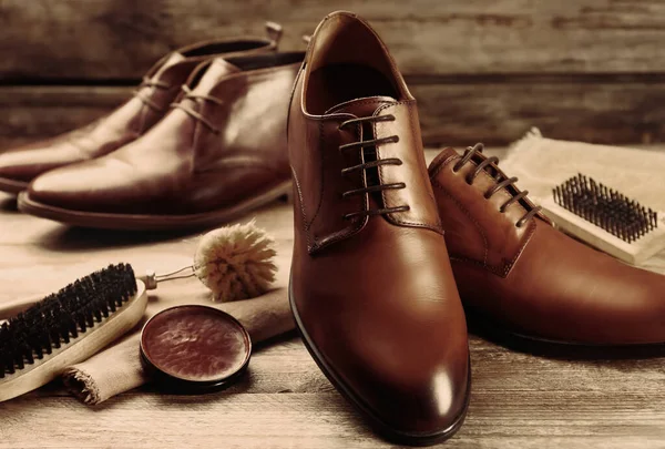 木制桌子上的鞋类护理配件和鞋类 特写镜头 — 图库照片