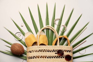 Gri arka planda saman çanta ve yaz aksesuarları, düz yatış