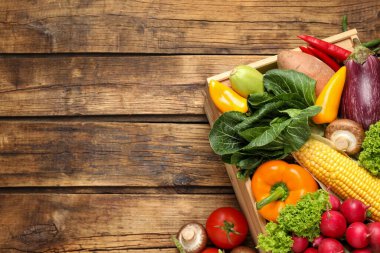 Tahta masada farklı taze sebzeler, düz yatış. Metin için boşluk