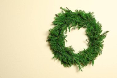 Işık duvarındaki köknar dallarından yapılmış Noel çelengi. Metin için boşluk