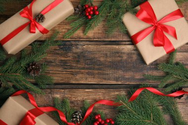 Hediye kutularından yapılmış çerçeve ve ahşap masa üzerindeki Noel süslemesi, düz yatış. Metin için boşluk