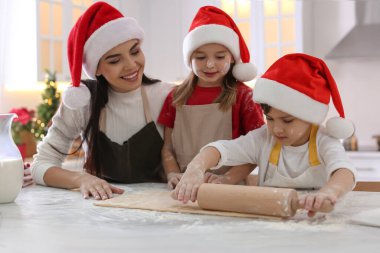 Anne ve tatlı çocukları mutfakta Noel kurabiyesi yapıyorlar.