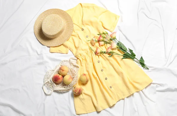 Composição Leigos Plana Com Vestido Amarelo Elegante Tecido Branco — Fotografia de Stock