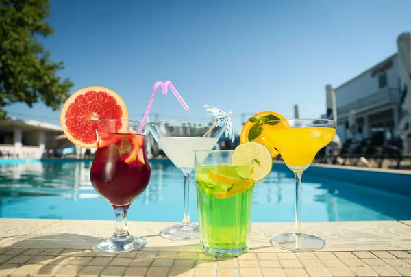 Tasty Refreshing Cocktails Edge Swimming Pool Party Drinks — Stock Photo, Image