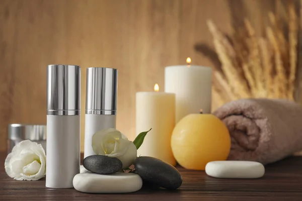 Kozmetik Ürünleri Spa Taşları Ahşap Masada Yanan Mumlarla Kompozisyon — Stok fotoğraf