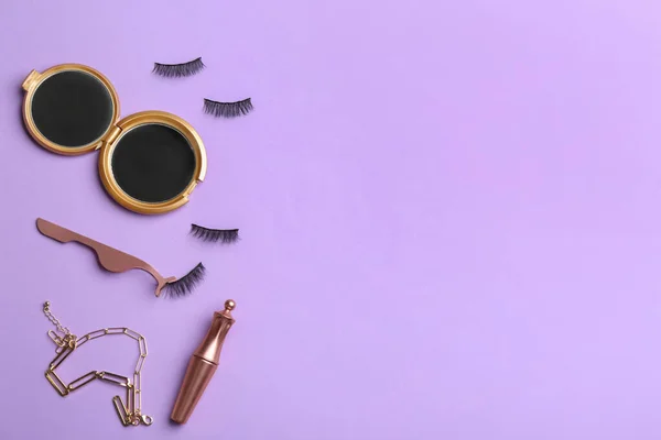 Composición Plana Con Pestañas Magnéticas Accesorios Sobre Fondo Violeta Espacio — Foto de Stock