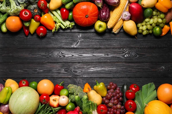 Surtido Frutas Verduras Orgánicas Frescas Mesa Madera Negra Puesta Plana — Foto de Stock