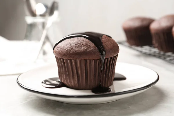Délicieux Cupcake Frais Avec Sirop Chocolat Sur Table Marbre Gris — Photo
