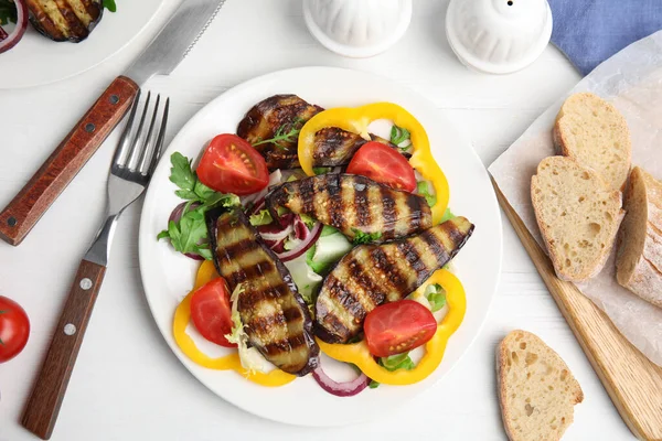 Ensalada Deliciosa Con Berenjena Asada Servida Sobre Mesa Madera Blanca —  Fotos de Stock