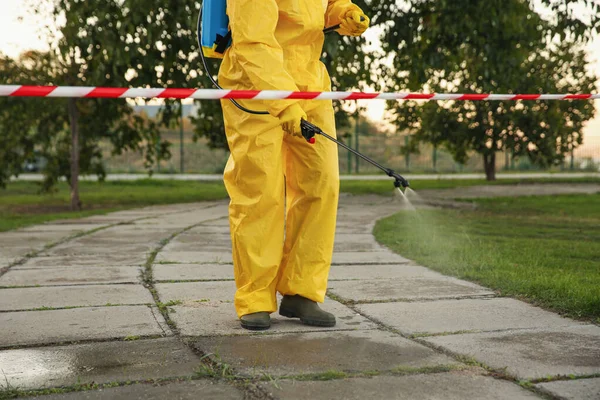 Person Warnanzug Desinfiziert Straßenpflaster Mit Sprayer Nahaufnahme Oberflächenbehandlung Bei Coronavirus — Stockfoto