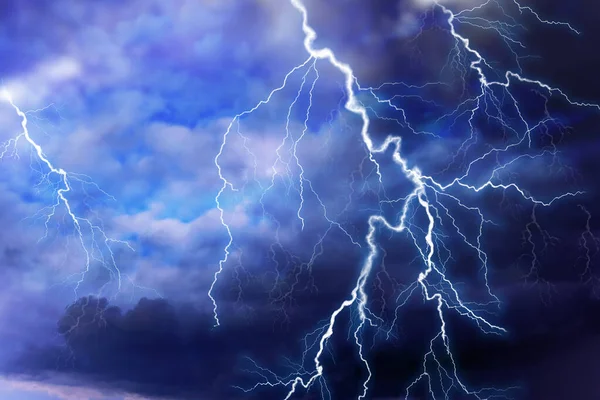 Koyu bulutlu gökyüzünde şimşekler fırtınada