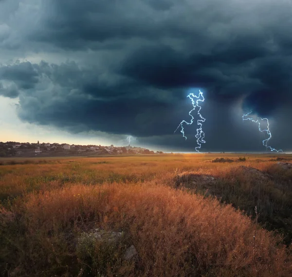 Pintoresca Tormenta Sobre Campo Cerca Aldea Cielo Nublado Oscuro Con — Foto de Stock